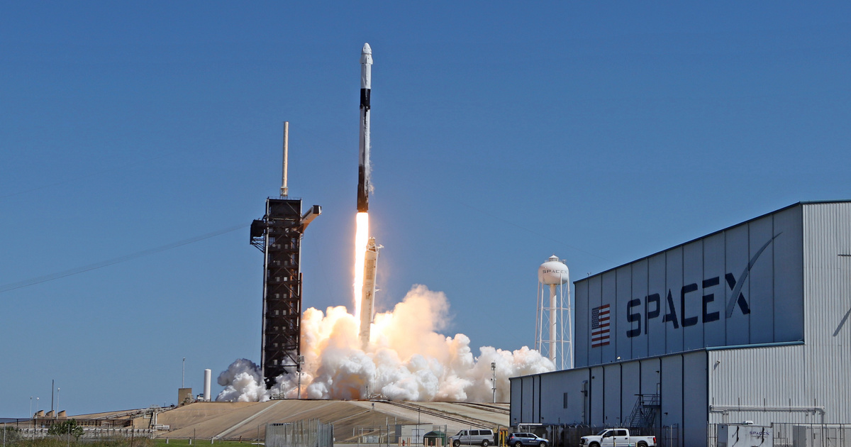 Índice – Ciencia Tecnología – SpaceX en miniatura: Dos jóvenes construyen un cohete que aterriza verticalmente sin paracaídas
