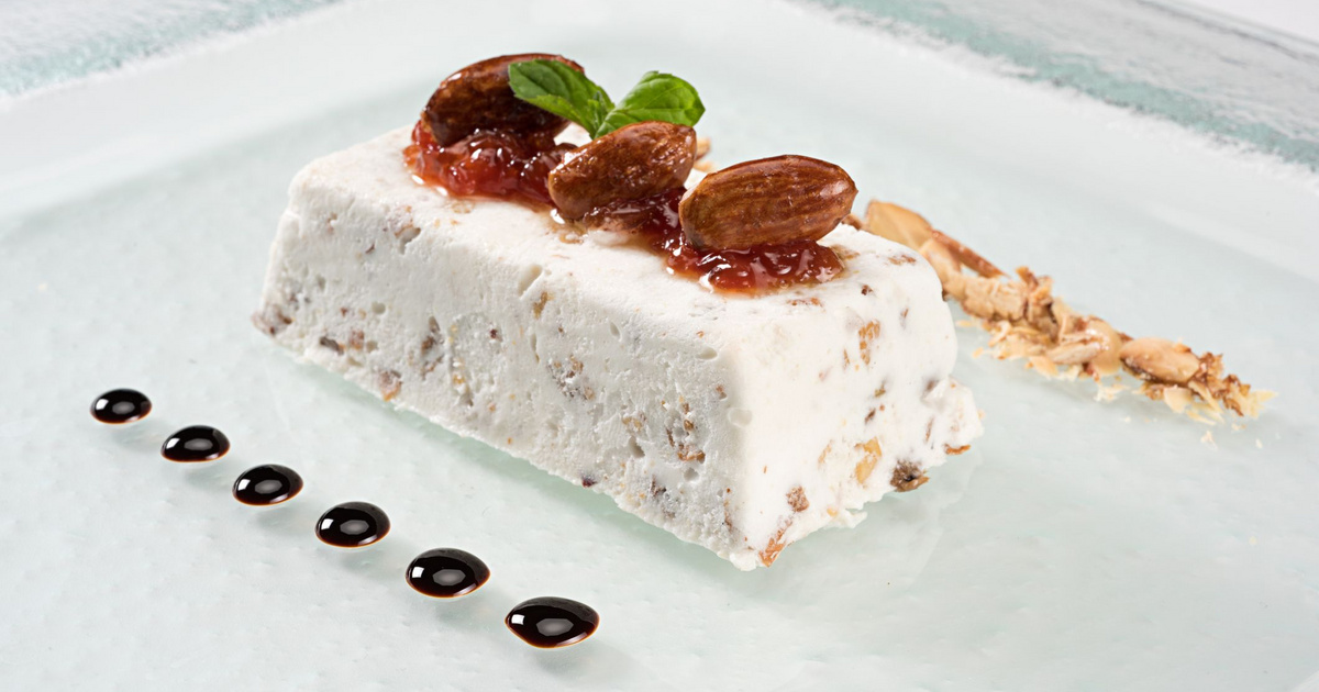 Fehér csokis semifreddo roppanós mandulával: édes és krémes jégkrém olasz recept alapján