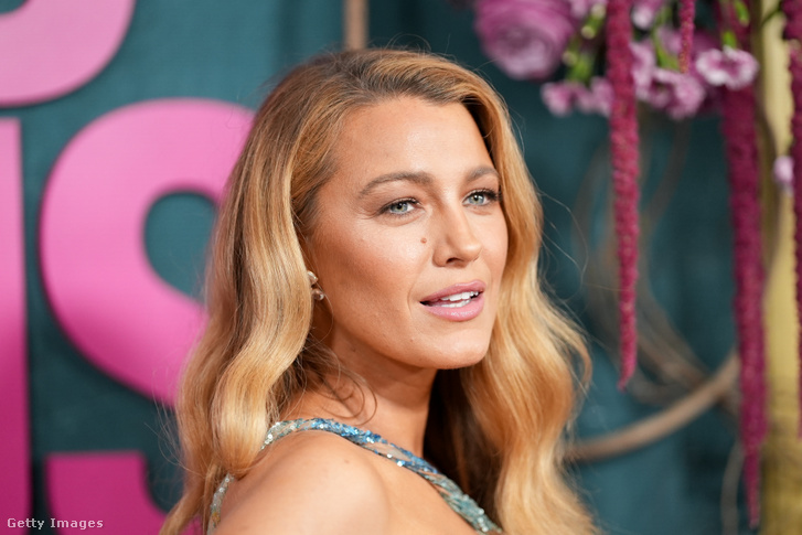 Índice – Mientras tanto – Blake Lively apareció frente a los fotógrafos con una atrevida chaqueta abierta que llamó la atención sobre ella