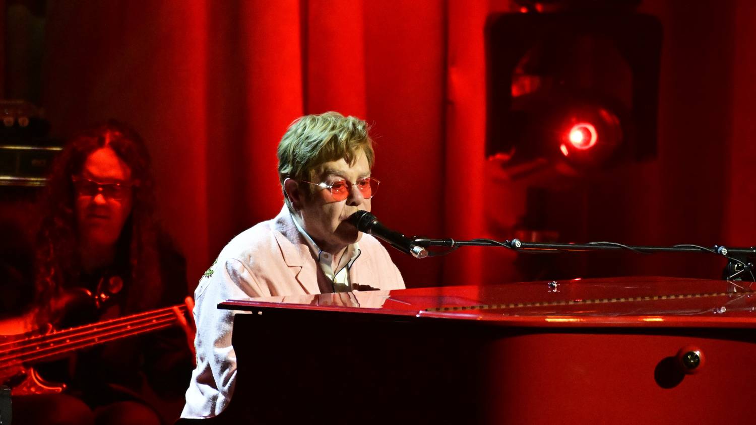 Súlyos szemfertőzés miatt veszítheti el látását? Elton John csak az egyik szemével lát