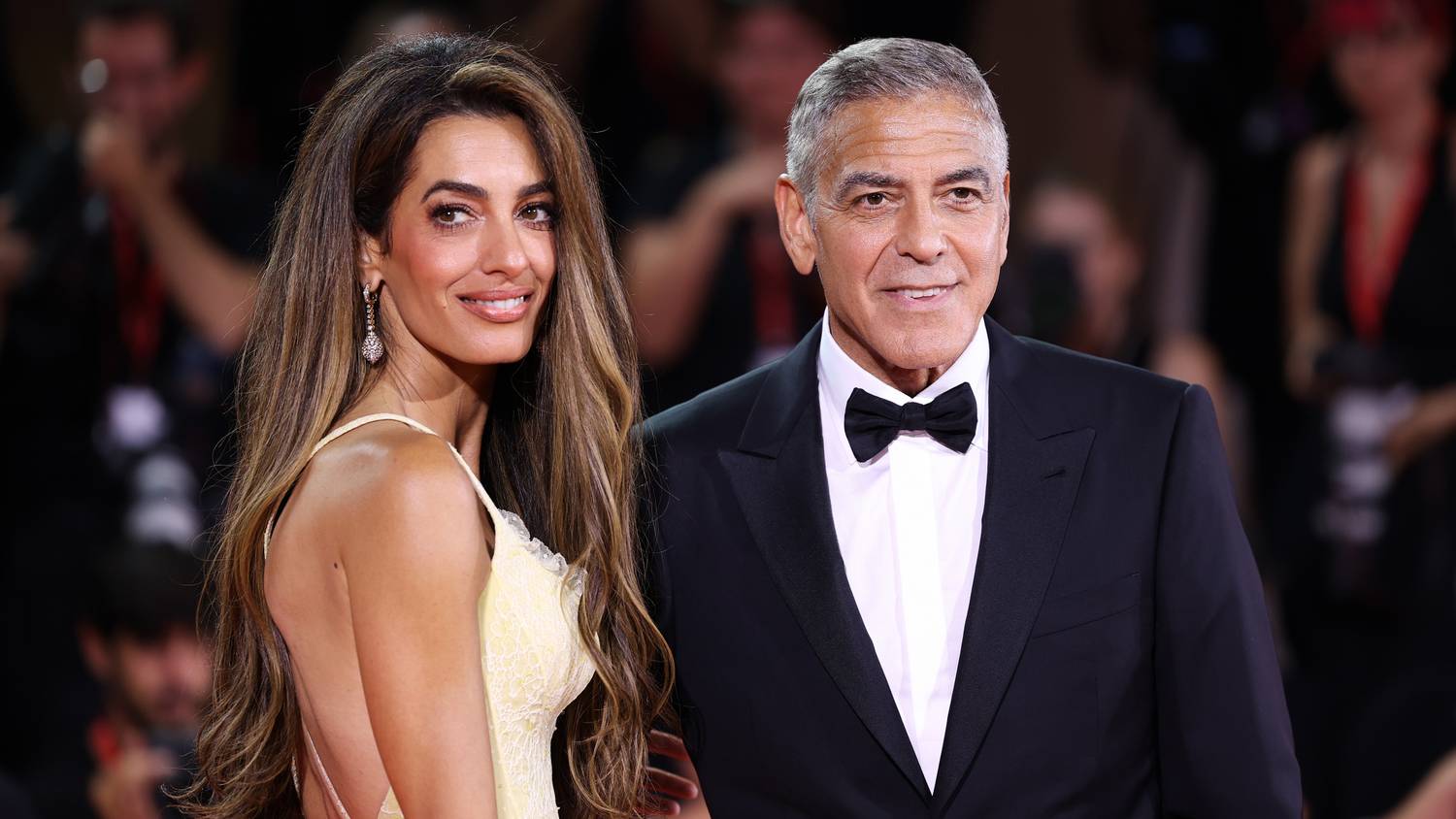 George Clooney a vörös szőnyeg hőse lett: így mentett meg egy fotóst - videó