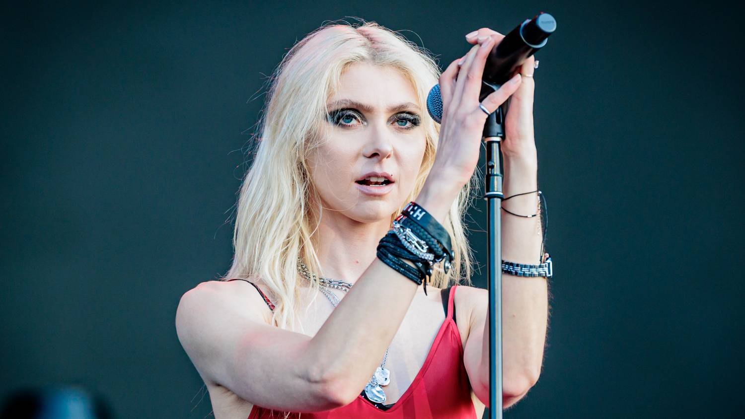 Félmeztelenül pózolt a vörös szőnyegen Taylor Momsen