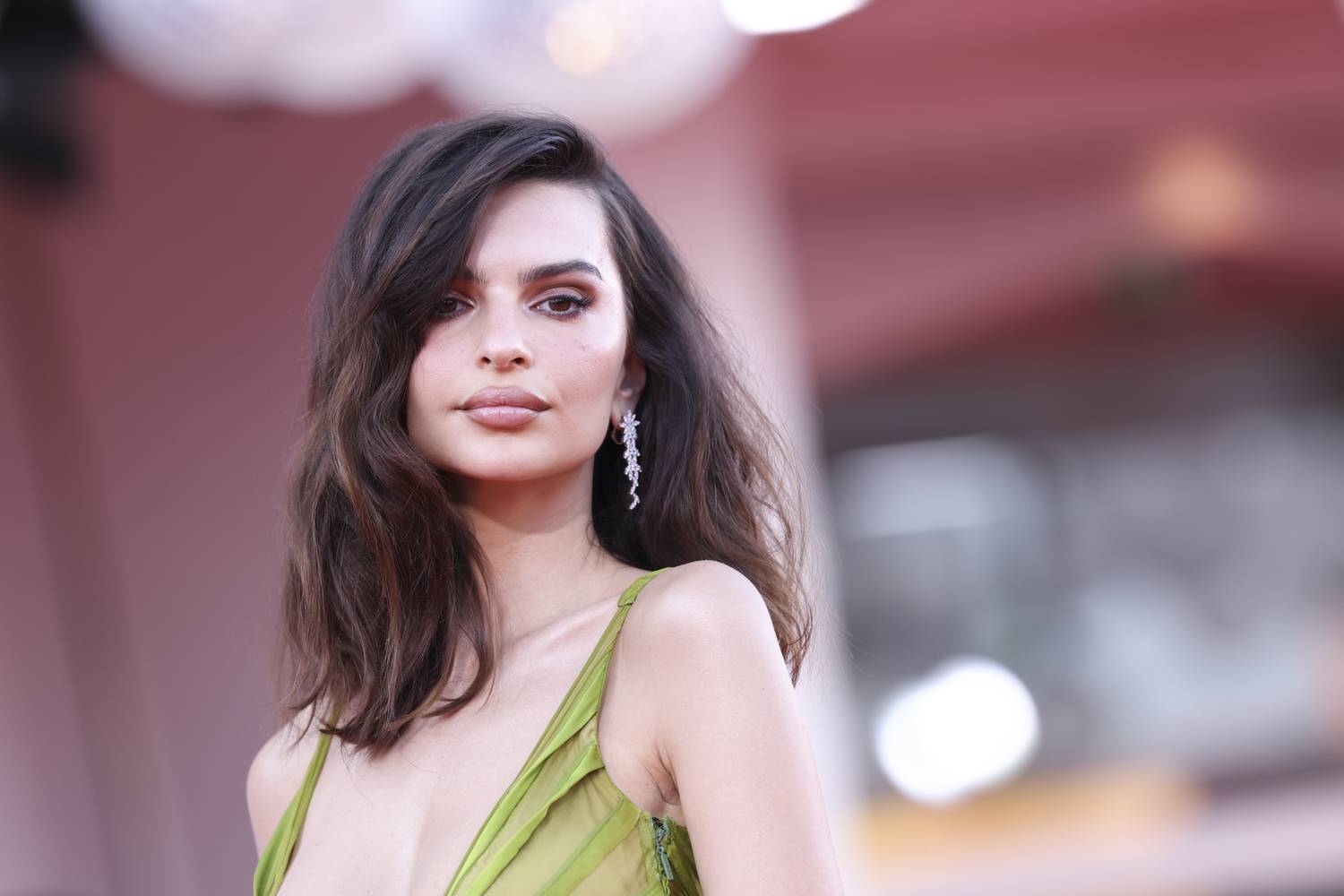 Emily Ratajkowski megmutatta, mi van a pólója alatt, Rubint Réka homokzsákot pakolt