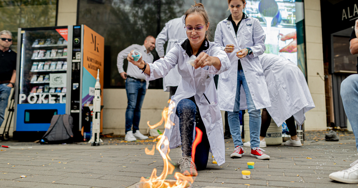 Index – Science Technology – Scientists occupied tram stop No. 47 and held a loud party in the square