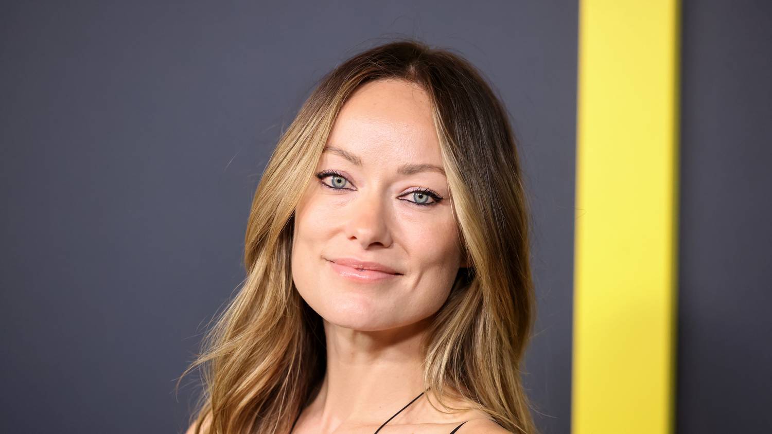 Olivia Wilde tűzpiros topban mutatta meg tökéletes alakját