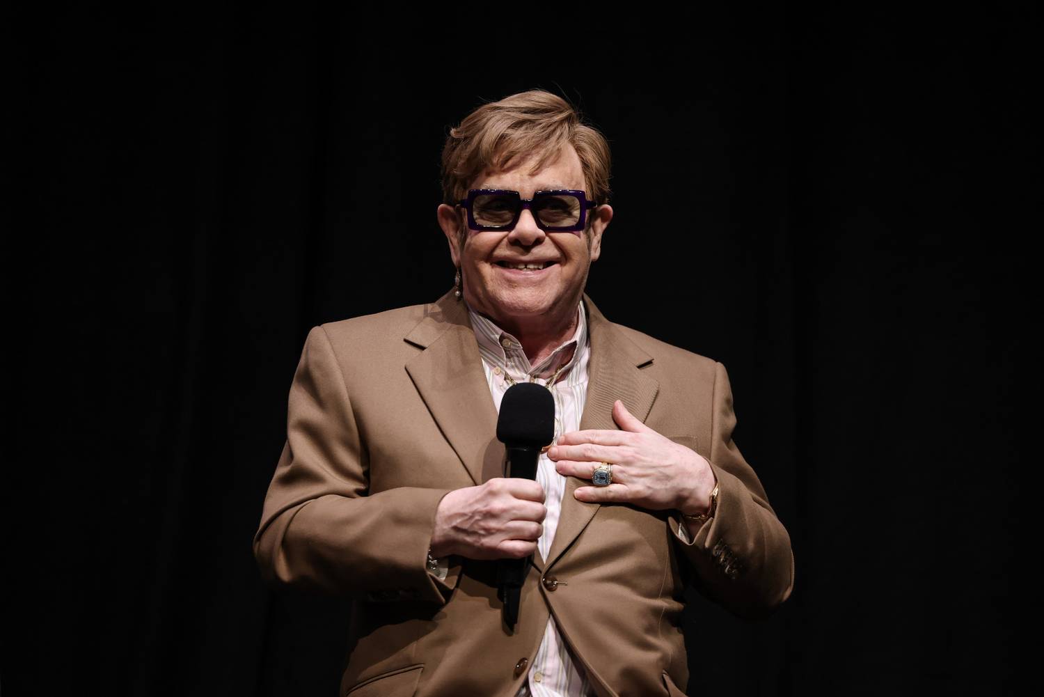 Elton John a térdkalácsát medálként viseli a nyakában, a rajongók kiakadtak – fotó