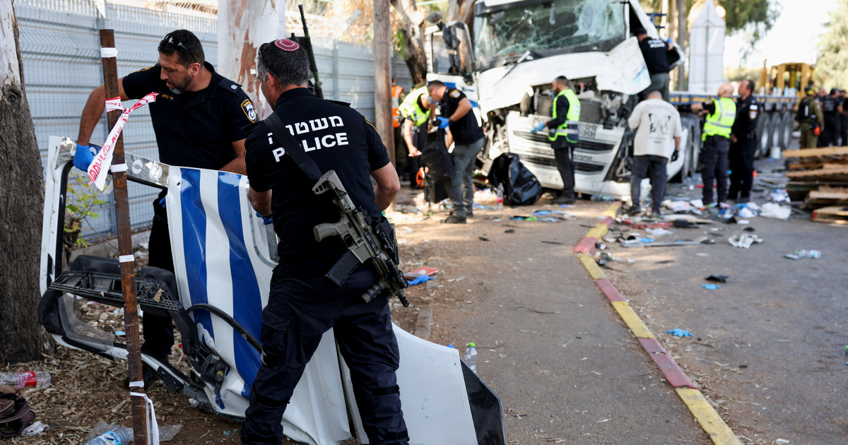 Buszmegállóba rohant egy teherautó Izraelben