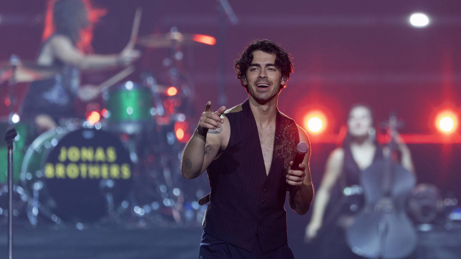 Joe Jonas elmesélte, hogyan veszítette el a szüzességét egy hírességgel