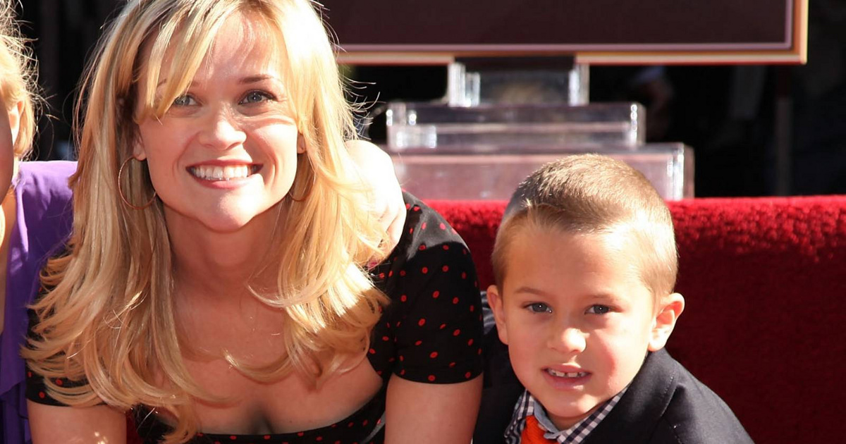 Reese Witherspoon y su hijo de 21 años en una foto conjunta: Deacon se convirtió en un encantador amante rubio – World Star