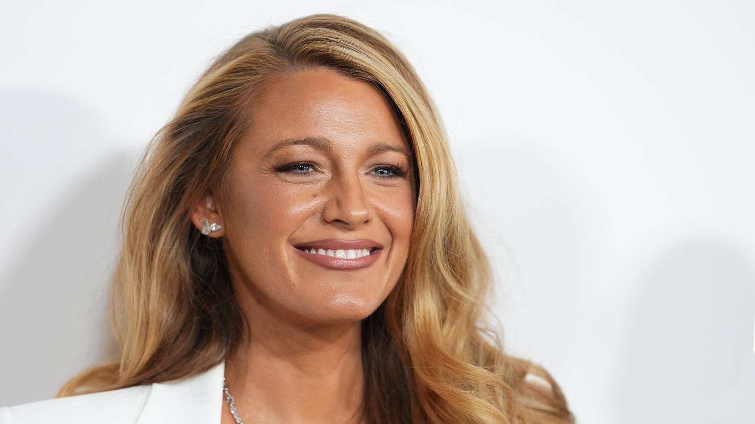 Blake Lively combtőig felsliccelt ruhája kis híján megadta magát a lesifotósok előtt