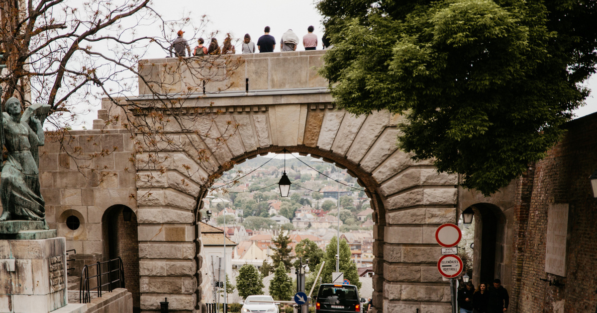 Közmondásos Budapest – Akkora a szája, mint a Bécsi kapu