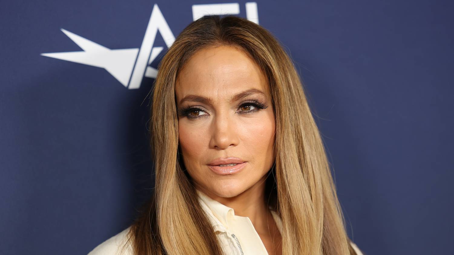 Jennifer Lopez shortban mutatta meg combjait, Gisele Bündchen hasa kerekedik