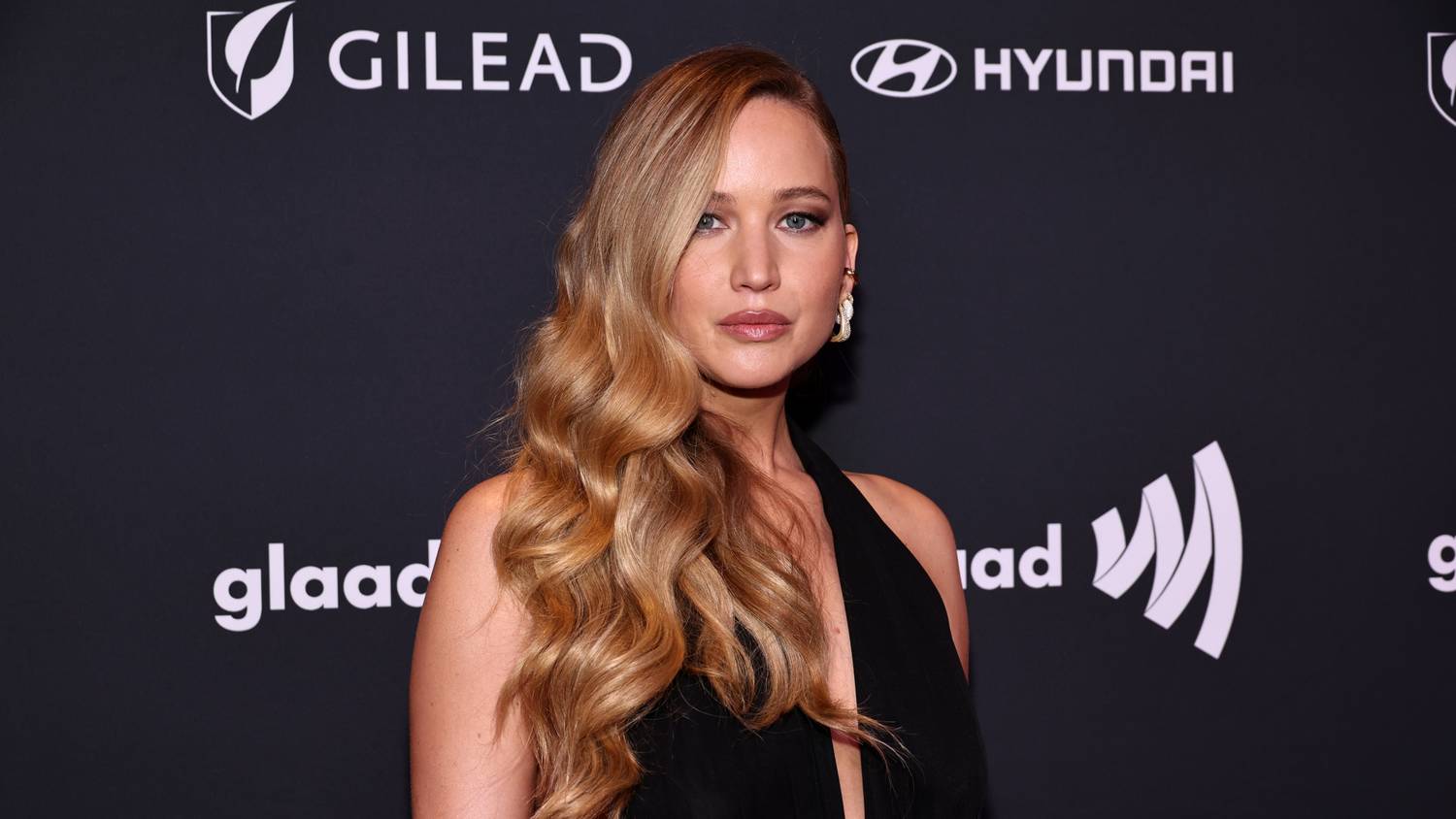 Jennifer Lawrence egyre gömbölyűbb, Taylor Swift kockás miniben szurkolt