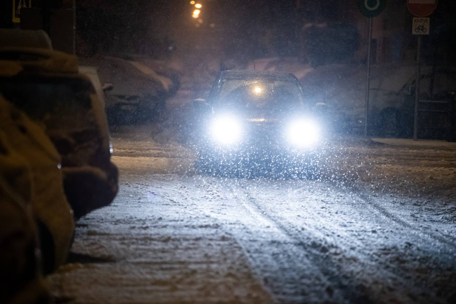 Elakadt vonatok és árokba csúszott buszok, kamionok, hókotrók - a fél ország elesett a havazástól