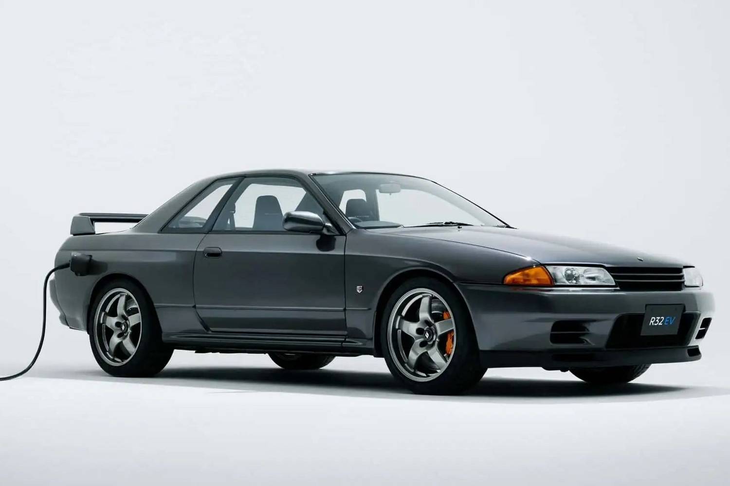 Gyalázat vagy menőség? Elektromos Skyline R32 (!) GT-R-t mutatott a Nissan