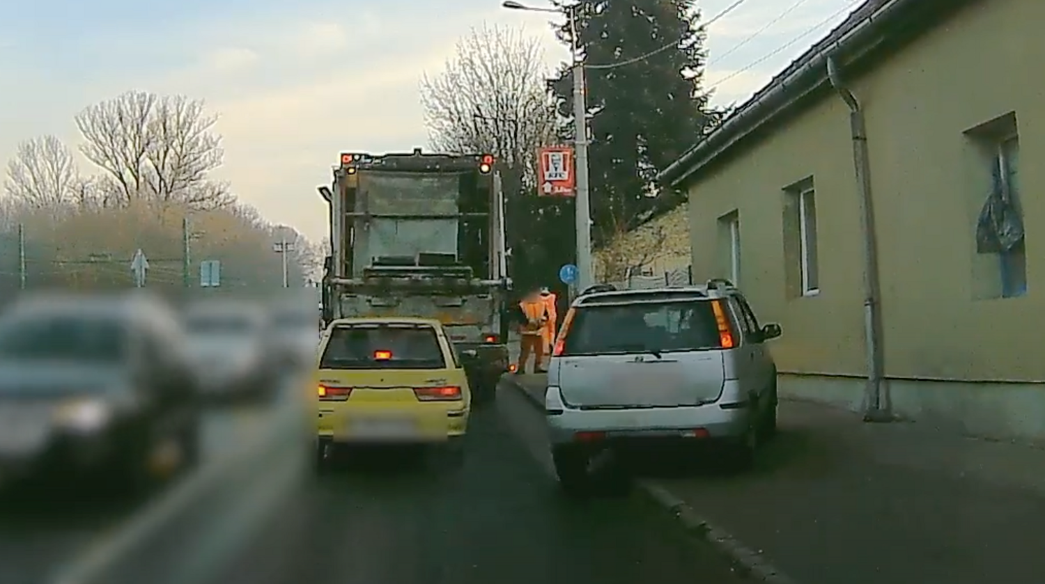 Idióták Ignisekkel: az egyik járdán veretve dudálta le a meglepett kukásokat