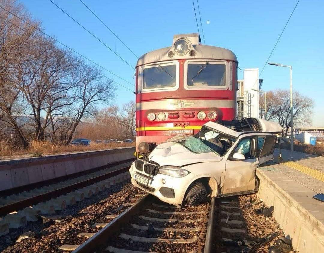 A BMW menni akart, de a vonat félbeszakította