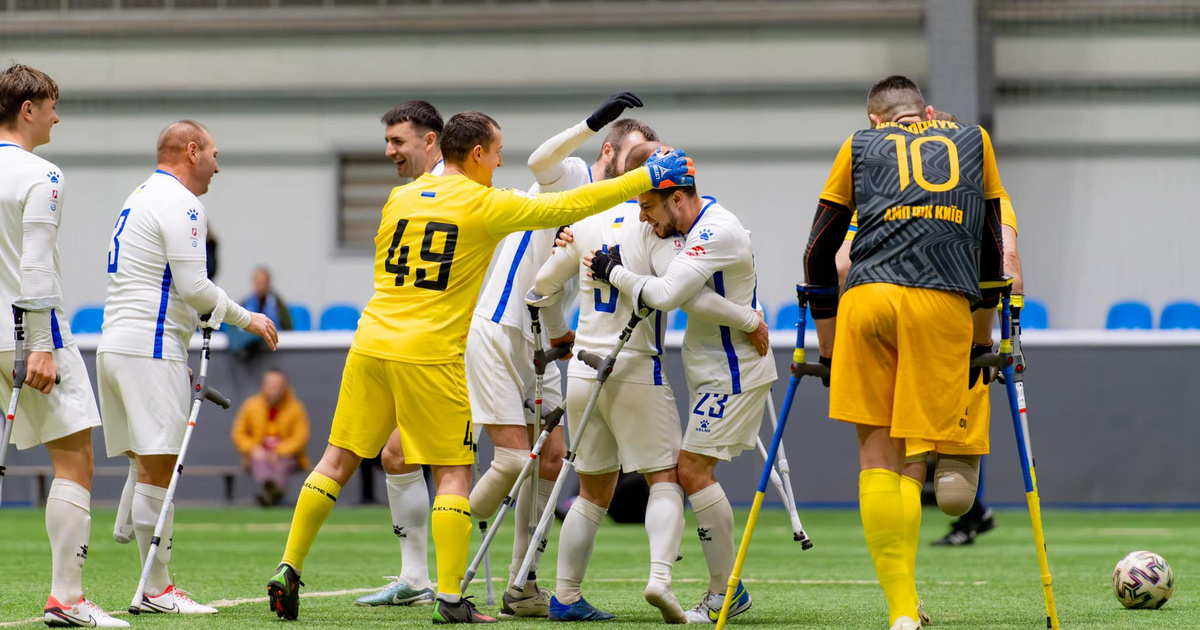 A háború miatt amputált végtagú ukrán katonáknak rendeztek történelmi futballtornát