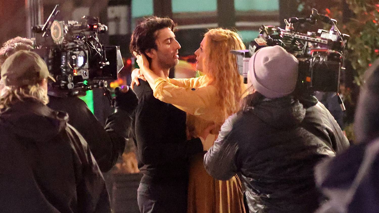 Blake Lively láthatóan többször elhajol Justin Baldoni közeledésekor egy backstage videón