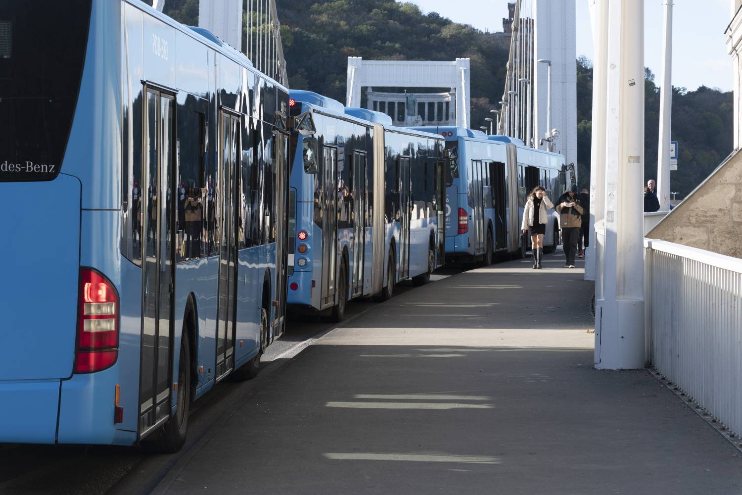 Melegedő buszokat küld a bombariadóval érintett iskolákhoz a BKK