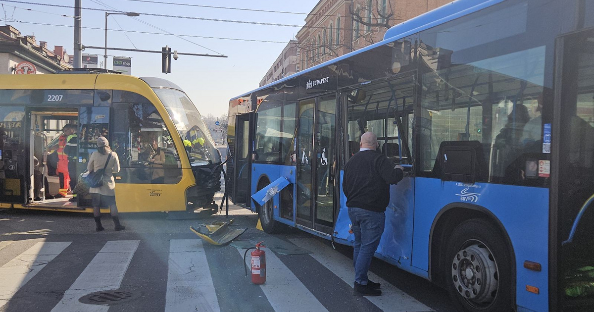 Busznak ütközött és kisiklott a 17-es villamos a Kolosy térnél