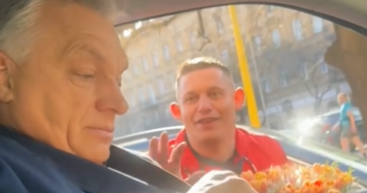 Orbán Viktort a lámpánál kapta el egy virágárus