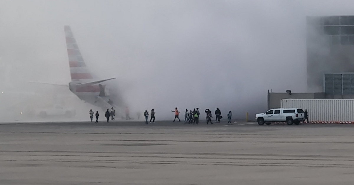 Kigyulladt egy Boeing a denveri repülőtéren, több utas megsérült