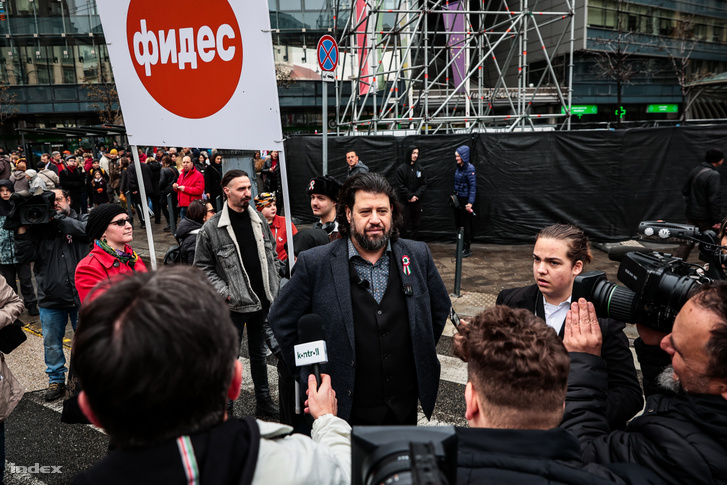 Puzsér Róbert is megérkezett Orbán Viktor beszédére, egy maszkos férfi próbálta megzavarni a műsort