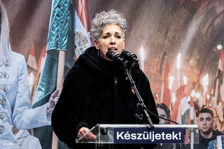 Jön Bódis Kriszta, szemerkél az eső