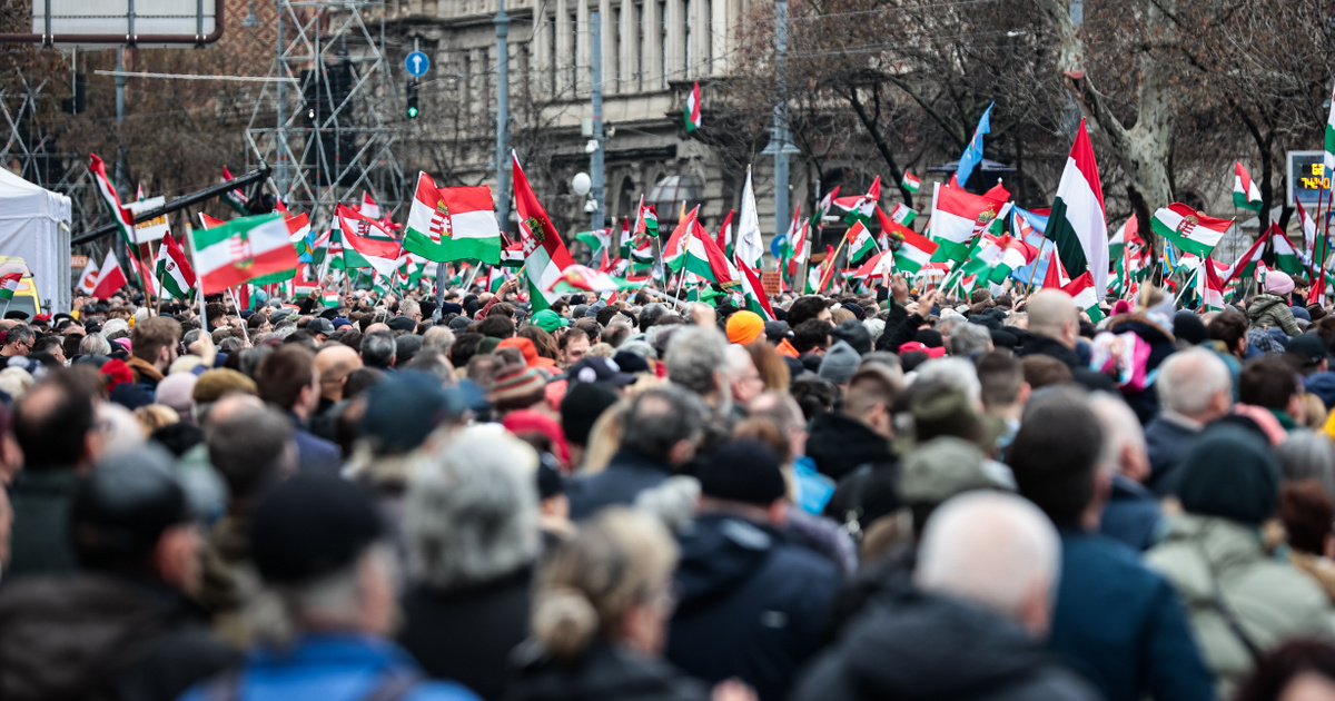 Március 15-i ünnepség a Múzeumkertben: „Magyar Péter egy bohóc, a miniszterelnök megduplázta az aranytartalékot”