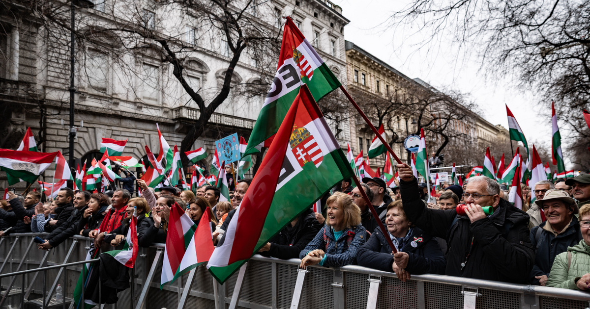 Tiszások március 15-én: Az adócsökkentés kamu, az áfa-visszatérítés semmi, Orbán retteg