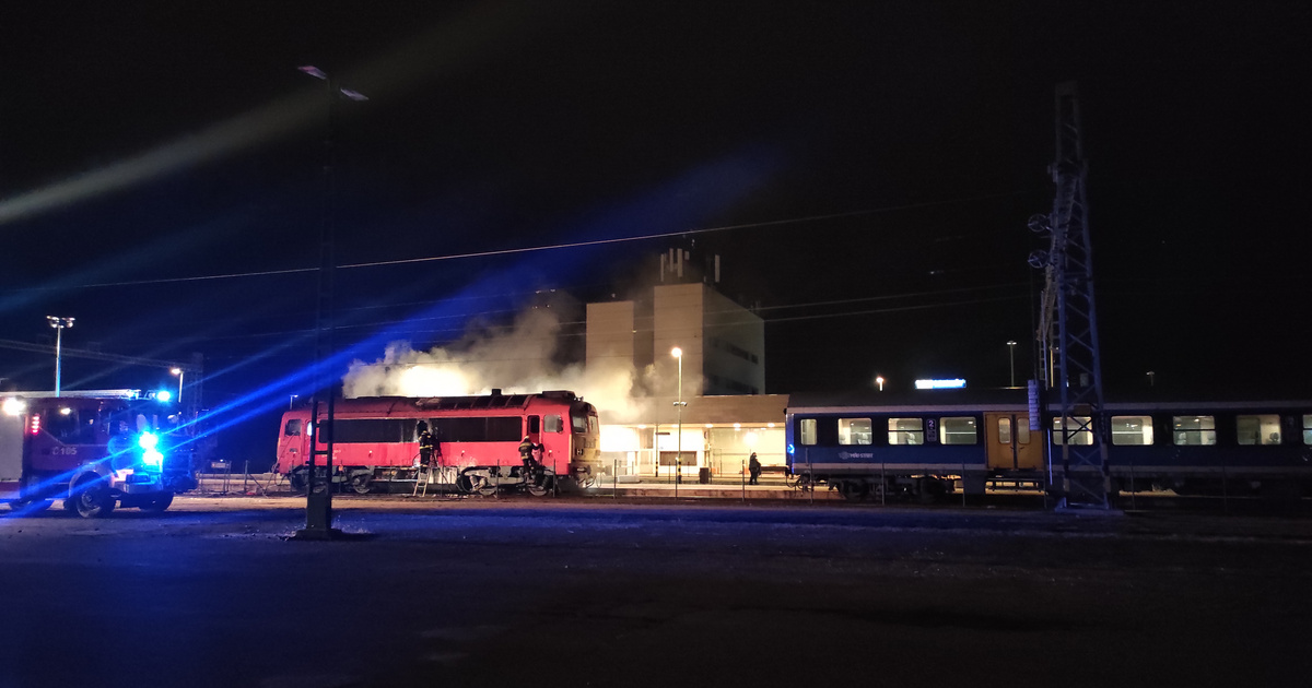 Tolatás közben gyulladt ki a mozdony – utasokat menekítettek Balatonfüreden