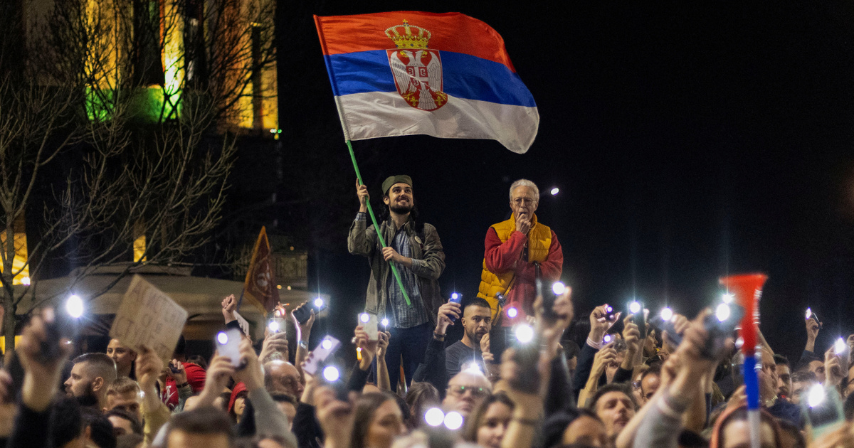 Gumibotot vetett be a rendőrség a tüntetők ellen az újvidéki városházánál