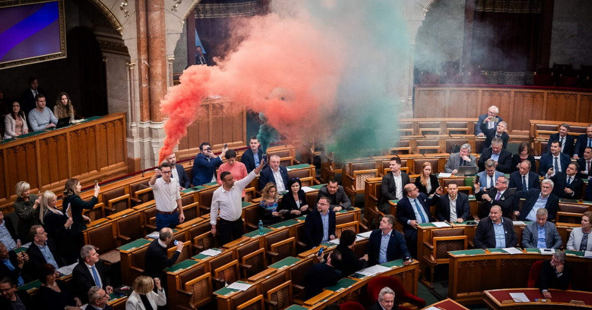 Egy DK-s képviselő a füstgyertyától megijedve, tévedésből megszavazta a Pride betiltását