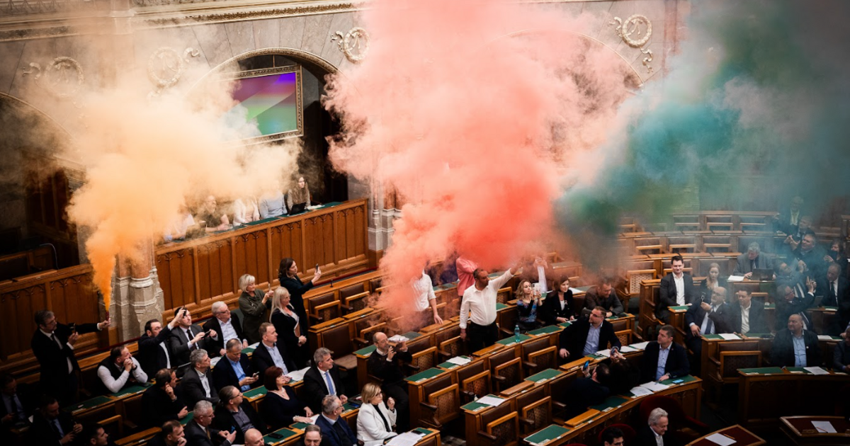 Megszólalt a füstgyertya miatt rosszul lett fideszes képviselő, aggasztónak nevezte a baloldal akcióját