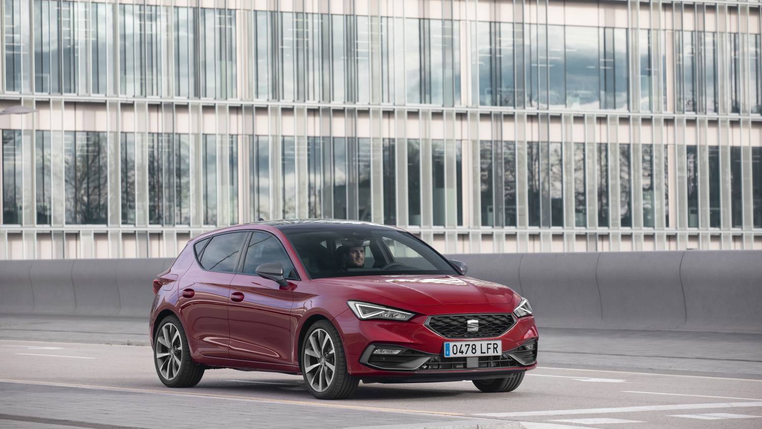 A Seat marad a hibrid és belső égésű motorok fejlesztésénél