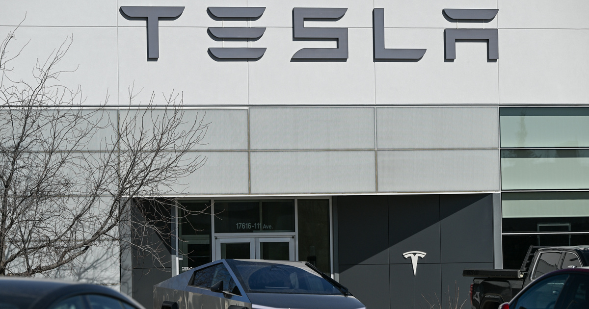 A Tesla ellen tüntetők közé hajtott egy autós Floridában