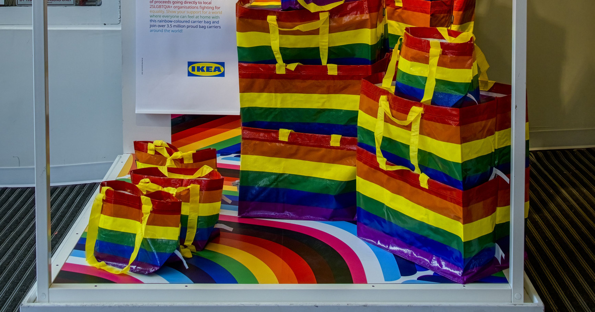 Nem hátrál ki az IKEA a Pride mögül, továbbra is gyártják a szivárványos táskákat