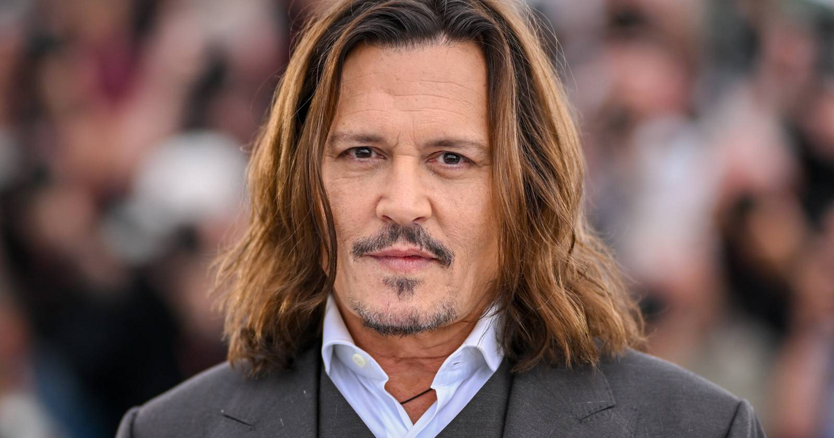 A 61 éves Johnny Depp ősz hajjal és szakállal: rá se ismerni a friss fotókon