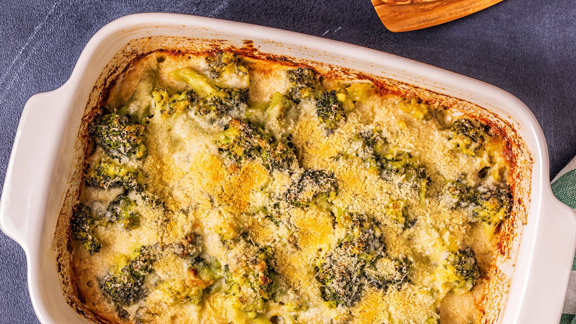 Egyszerű, parmezánnal sült brokkoligratin: könnyű köret húsok mellé ... Egyszerű, parmezánnal sült brokkoligratin: könnyű köret húsok mellé ...