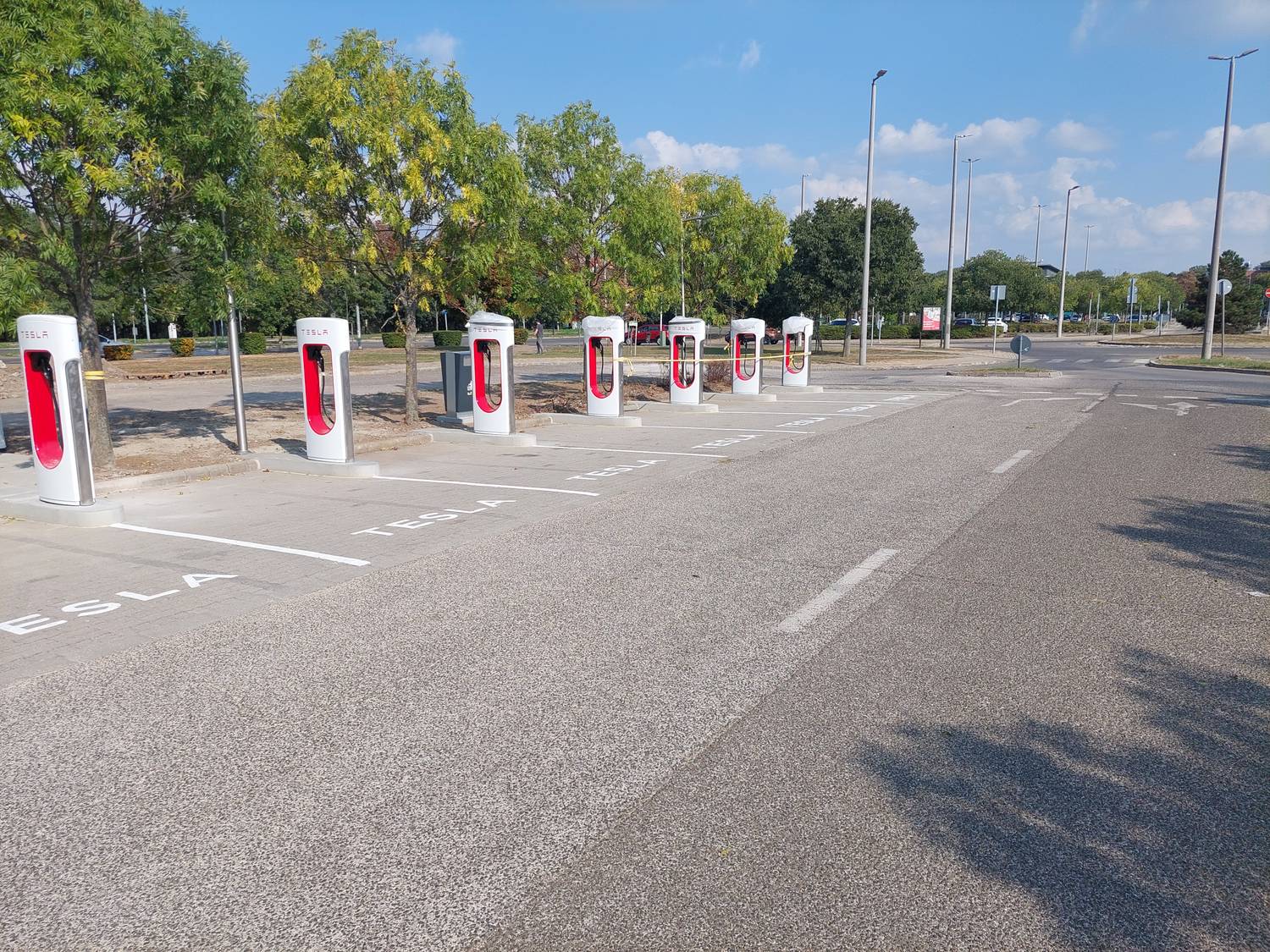 Erről a teslás adatról kevesebb szó esett – Kecskemét és Sopron az élbolyban
