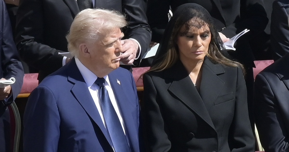 Donald Trump a felesége helyett egy idegen nővel vett részt Ferenc pápa temetésén?