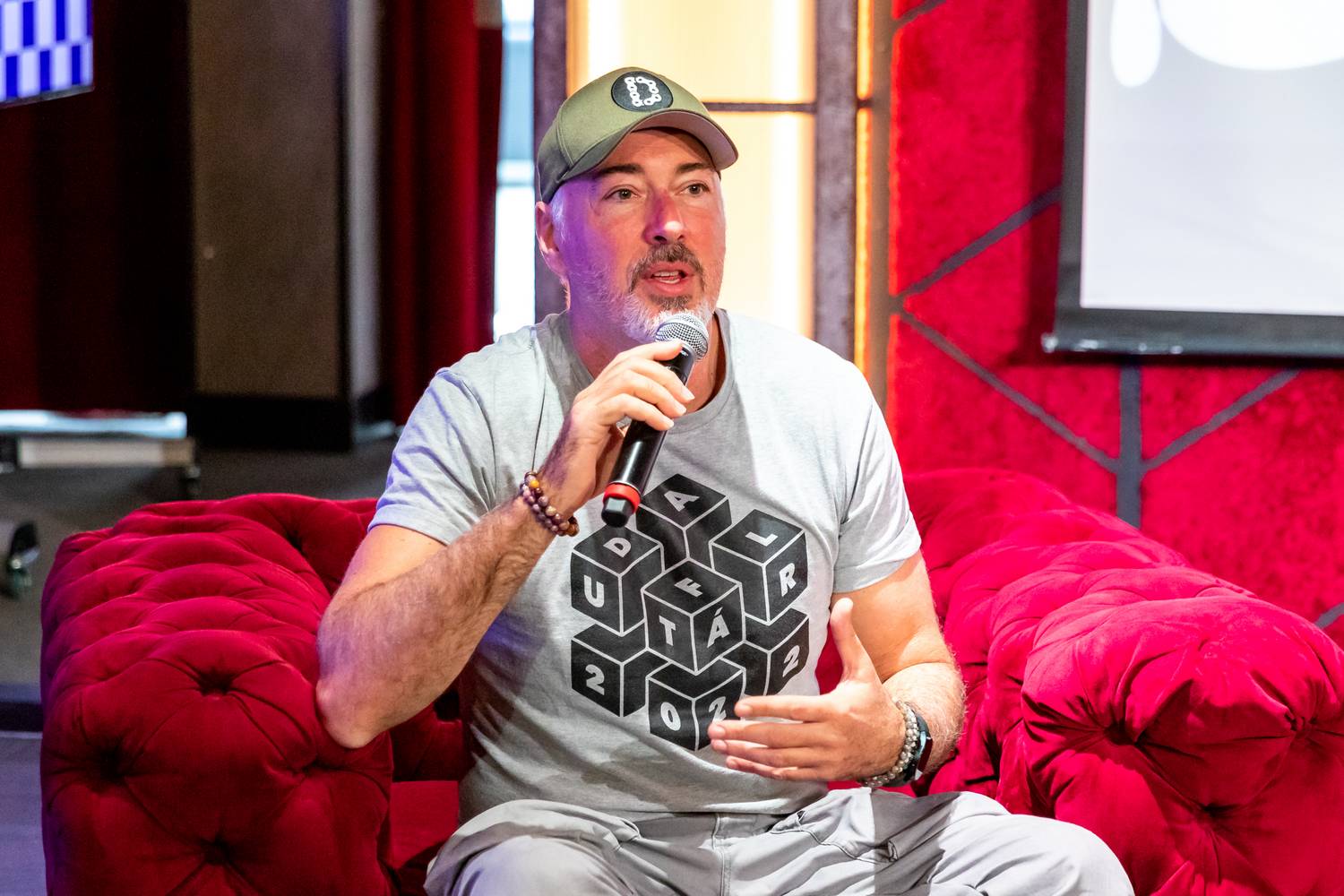 Hajós András élő adásban szólt be a TV2-nek – kínos csend lett a stúdióban