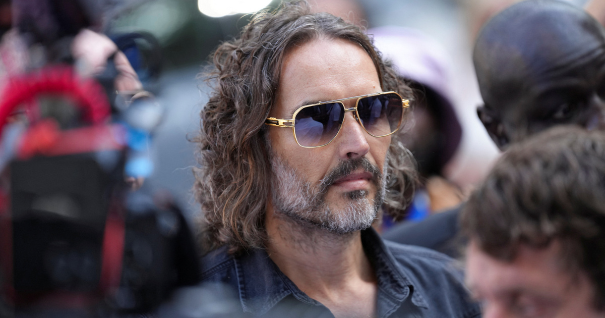 Russell Brand óvadék ellenében szabadlábon védekezhet