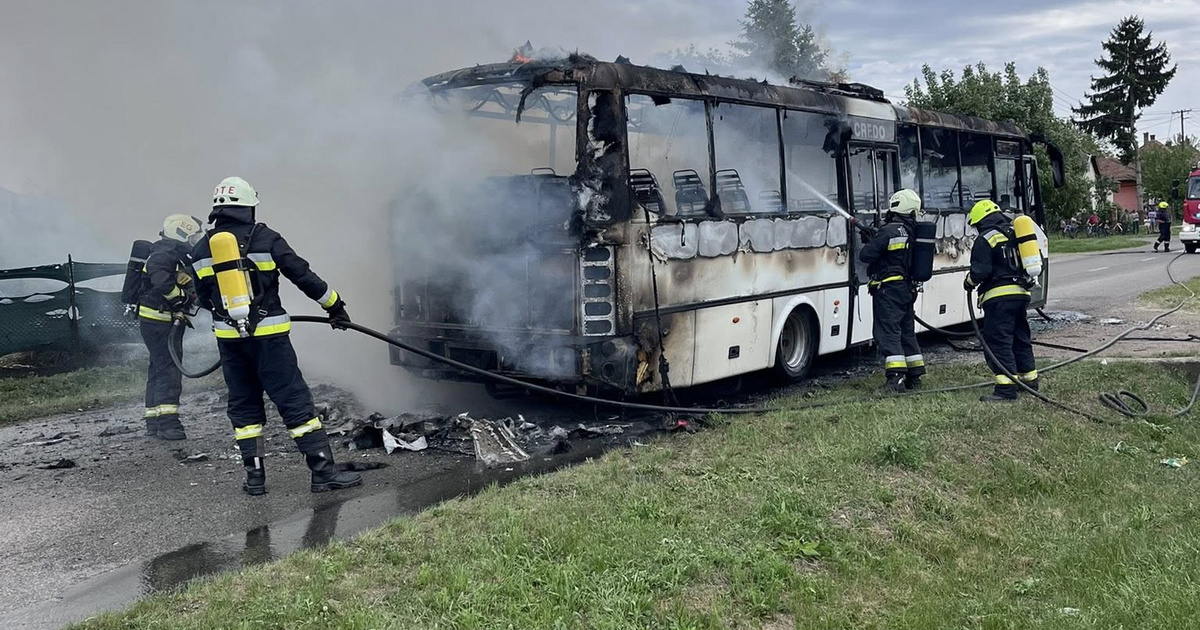 Kigyulladt egy menetrendszerű busz Füzesabonyban