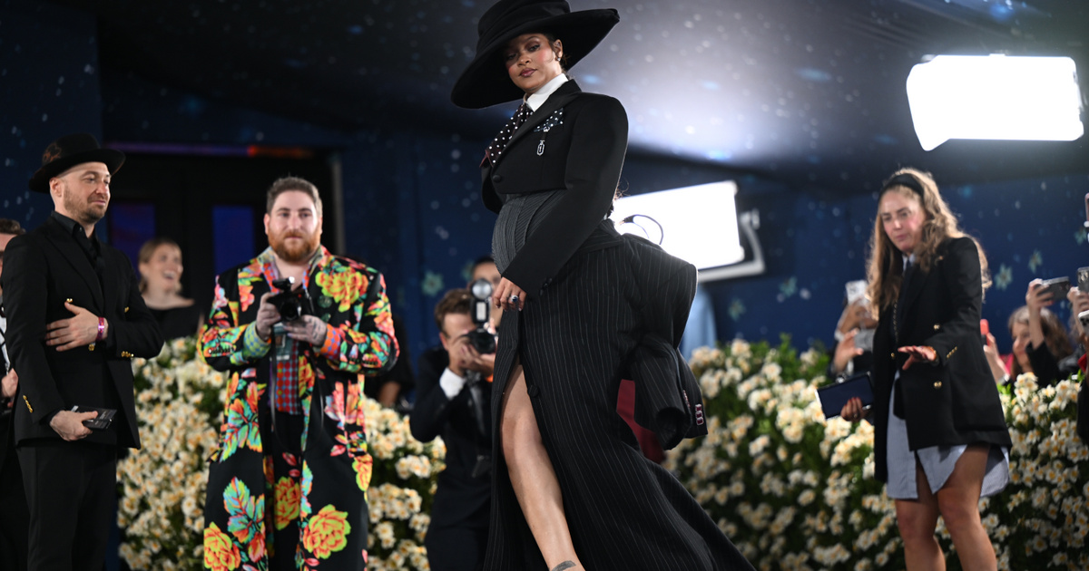 Örömhír a vörösszőnyegen, harmadik gyermekét várja Rihanna