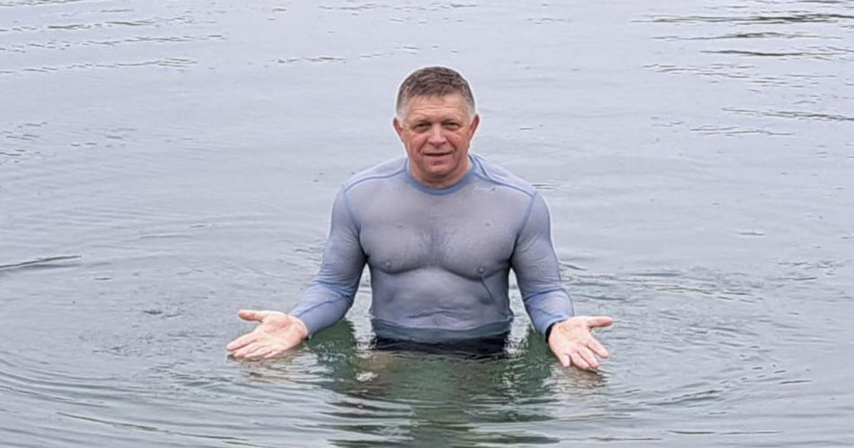 Robert Fico kigyúrt felsőtesttel, a jéghideg Dunából üzent a sajtónak