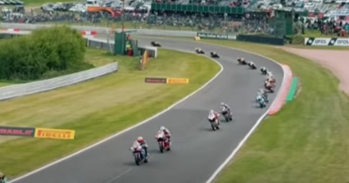 Videón a horrorbaleset, a versenypályán halt meg két motoros egy tömegkarambolban