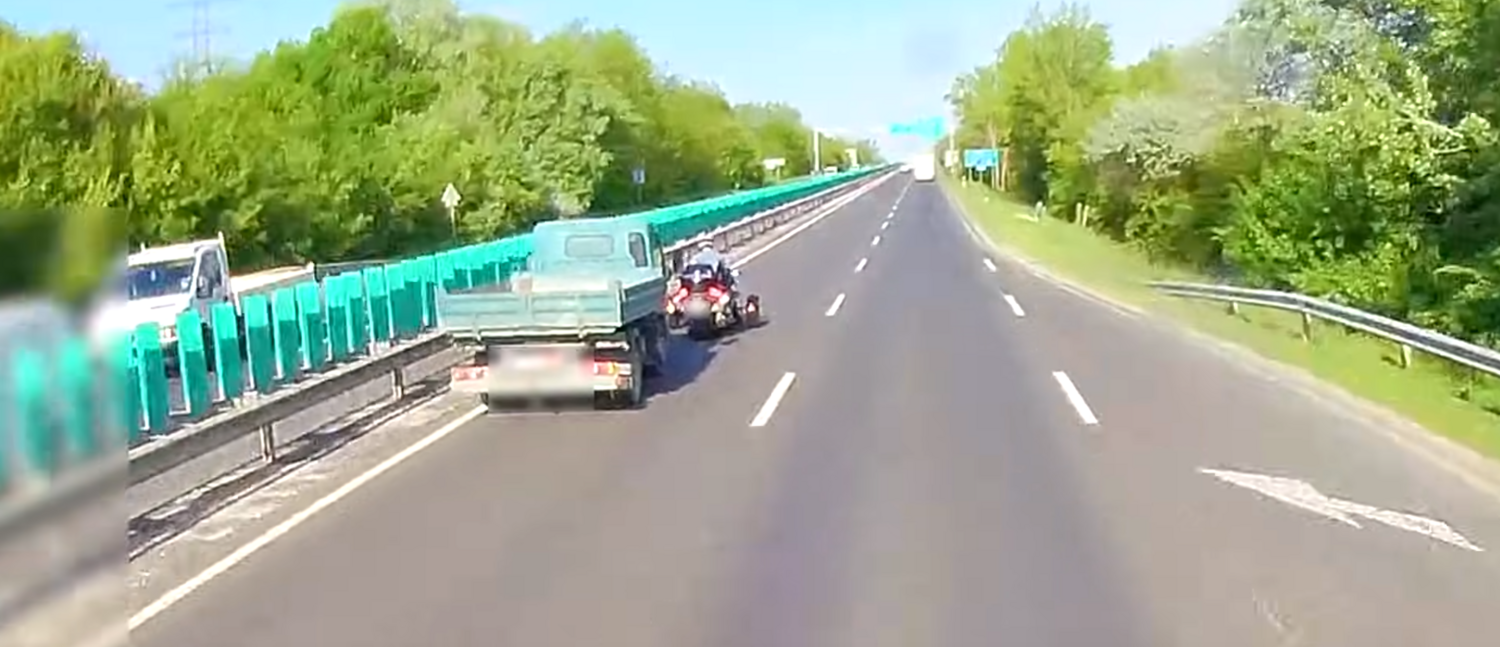 Idegbeteg trike-os büntetett és hőbörgött a 7-es főúton