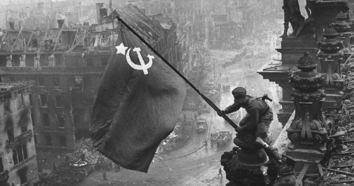 Megrendezték és retusálták a világhírű győzelmi fotót, több kínos körülmény is kiderült róla